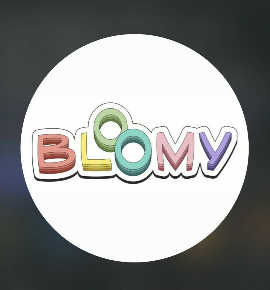 Интерьер: «Цветочный интерьер ресторана Bloomy в Нальчике: нежные розовые оттенки, флористические композиции и мягкая мебель». Фотозона: «Знаменитая цветочная стена в Bloomy — самая популярная фотозона для гостей ресторана». Завтраки: «Эстетичный завтрак в Bloomy: бенедикт с авокадо и авторский латте с цветочным рисунком». Десерты: «Витрина с изысканными десертами ручной работы и авторскими пирожными в Bloomy». Подача блюд: «Креативная подача блюд европейской кухни, украшенных микрозеленью и съедобными цветами». Вид: «Панорамный вид на Долинск через окна, обрамленные цветами, в ресторане Bloomy».