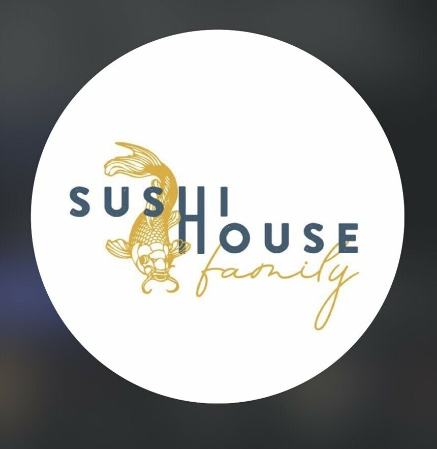 Сет запеченных роллов из свежих морепродуктов в Sushi House, Нальчик Классический ролл Филадельфия с лососем в подаче ресторана Суши Хаус Авторский ролл от шеф-повара японского ресторана Sushi House Суши Хаус в Нальчике: роллы, суши и блюда паназиатской кухни