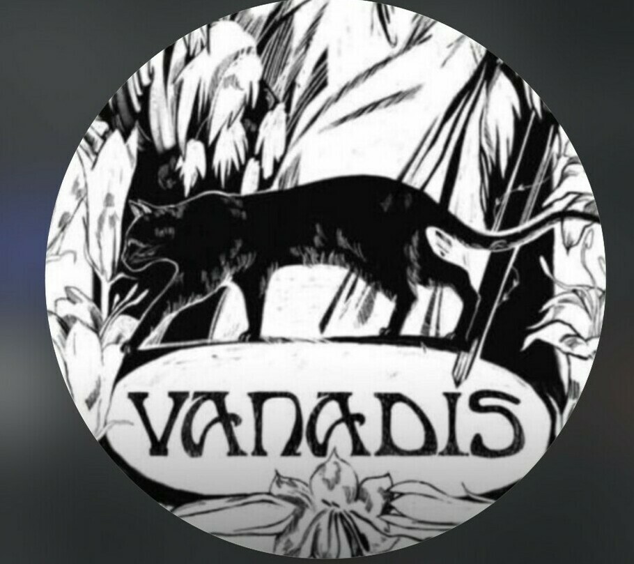 Vanadis — Ресторан авторской кухни в Нальчике | Официальный сайт Минималистичный дизайнерский интерьер ресторана Vanadis в Нальчике Уютная обеденная зона в скандинавском стиле в ресторане Ванадис Эстетичное освещение и декор основного зала ресторана Vanadis