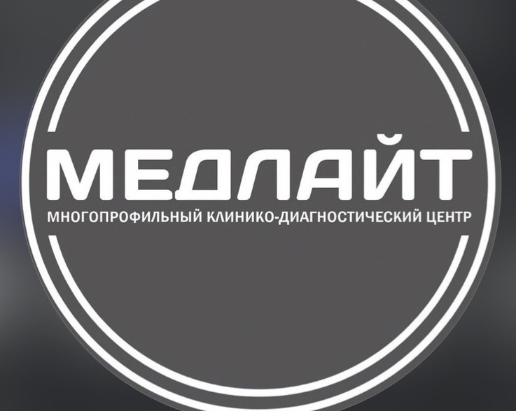  Прием пациента врачом-терапевтом в светлом кабинете клиники МЕДЛАЙТ.