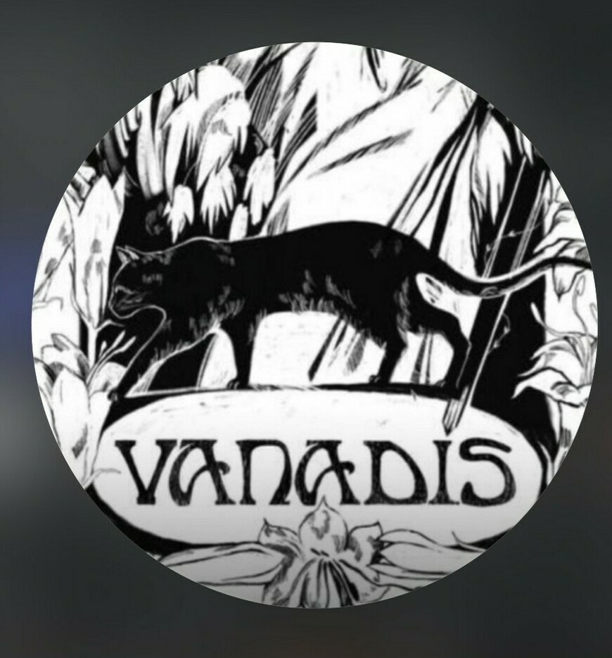 Минималистичный дизайнерский интерьер ресторана Vanadis в Нальчике Уютная обеденная зона в скандинавском стиле в ресторане Ванадис Эстетичное освещение и декор основного зала ресторана Vanadis