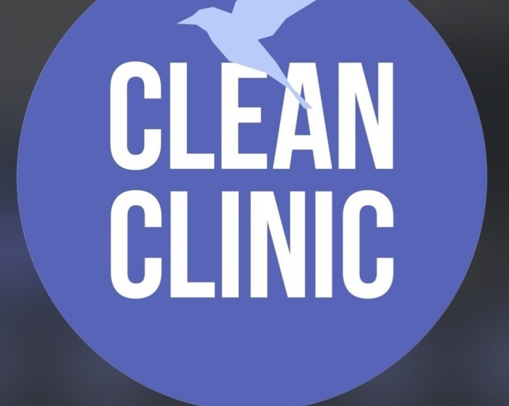 Уютный интерьер клиники Clean Clinic в Нальчике с комфортными креслами для процедур.