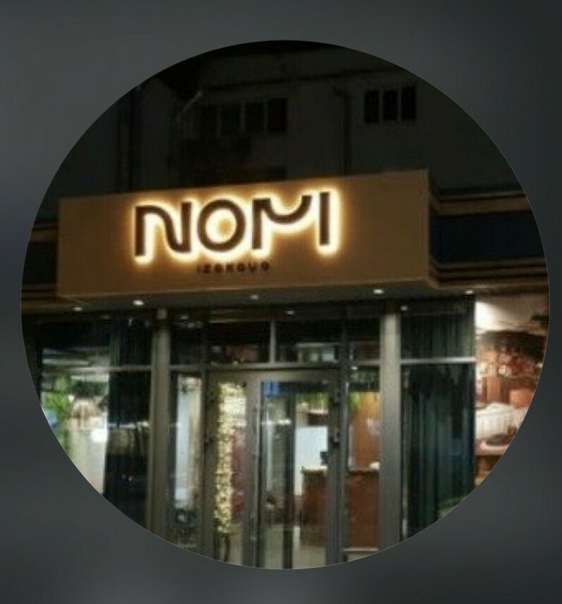 Премиальные роллы со свежим тунцом и лососем в Nori Izakaya, Нальчик Авторские суши и сашими в японском гастро-баре Нори Изакая Эстетичная подача роллов в современном японском стиле, ресторан Nori