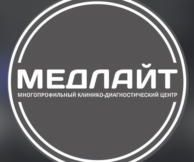  Прием пациента врачом-терапевтом в светлом кабинете клиники МЕДЛАЙТ.