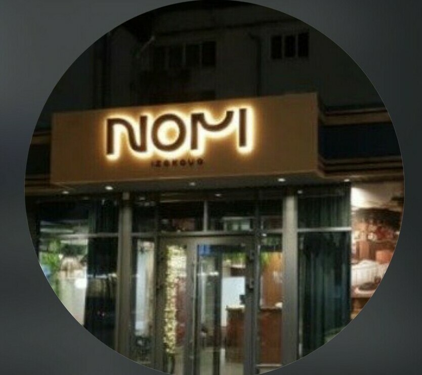 Ресторан Nori в Нальчике: авторские роллы, суши и паназиатская кухня Премиальные роллы со свежим тунцом и лососем в Nori Izakaya, Нальчик Авторские суши и сашими в японском гастро-баре Нори Изакая Эстетичная подача роллов в современном японском стиле, ресторан Nori
