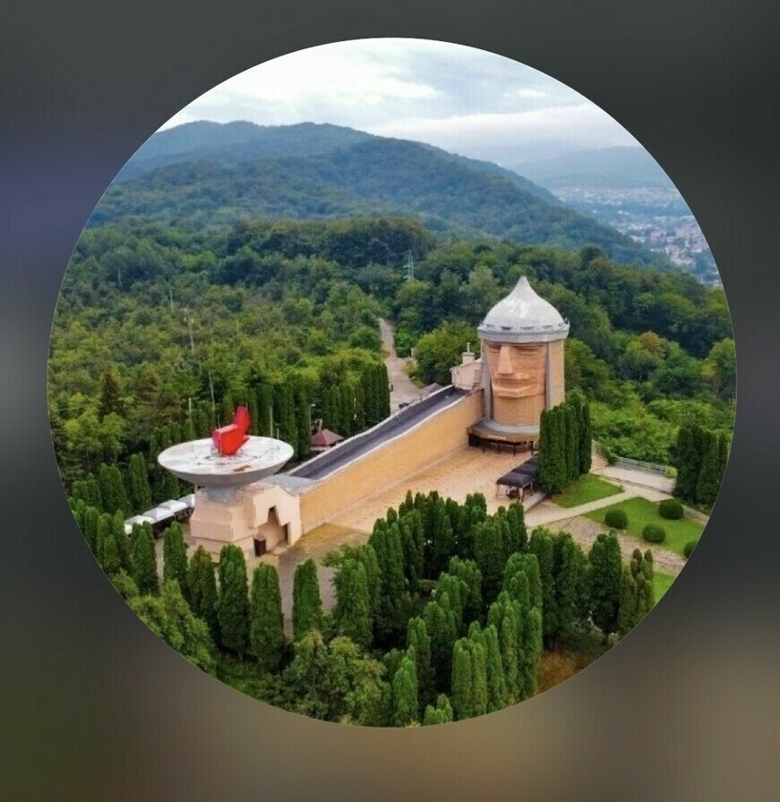 Главная: Ресторан «Сосруко» в Нальчике — легендарный символ города и национальная кухня. История и архитектура: История создания ресторана «Сосруко»: памятник нартскому эпосу в Кабардино-Балкарии. Меню: Традиционное меню ресторана «Сосруко» — аутентичные блюда кавказских горцев. Контакты: Как добраться до ресторана «Сосруко» на горе Кизиловка: канатная дорога и адрес. Архитектура: «Уникальное здание-памятник ресторана Сосруко в Нальчике в виде головы богатыря с пылающим факелом в руке». Смотровая площадка: «Вид на Нальчик и Кавказский хребет со смотровой площадки ресторана Сосруко на горе Кизиловка». Интерьер: «Внутреннее убранство ресторана Сосруко: этнические мотивы, кованые элементы и панорамный обзор города». Национальная кухня: «Традиционный черкесский стол в Сосруко: лягур, паста, свежие хычины и национальные напитки». Вид на факел: «Архитектурная деталь ресторана — рука богатыря Сосруко, держащая факел, внутри которого расположен смотровой зал». Вечерний вид: «Подсветка головы богатыря Сосруко на фоне ночного неба Нальчика».