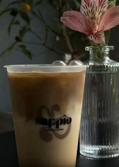 Фирменный стаканчик и логотип Sappio Coffee