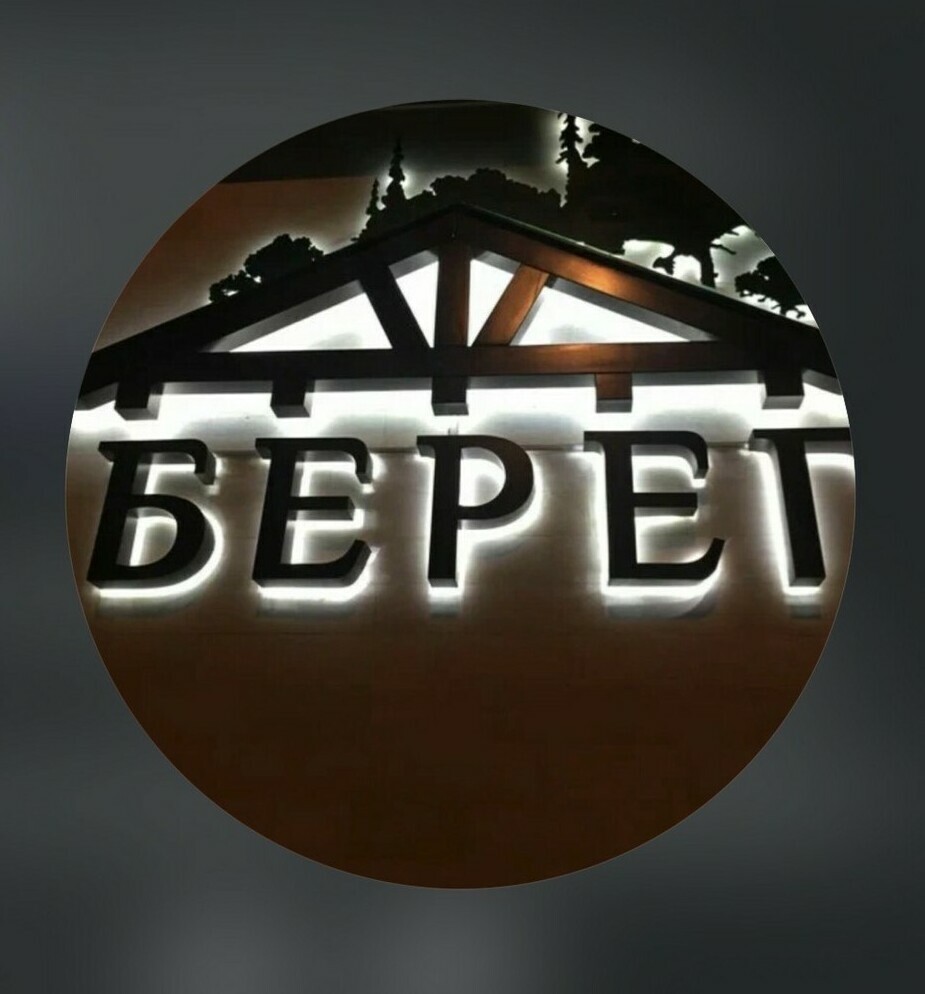 Вид на озеро: «Панорамный вид на озеро и горы с летней террасы ресторана Берег в Нальчике». Терраса над водой: «Обеденная зона на открытом воздухе, расположенная непосредственно над водной гладью Курортного озера». Интерьер: «Светлый и уютный зал ресторана Берег с панорамным остеклением и видом на природу Долинска». Мясные блюда: «Шашлык из баранины и овощи на углях — традиционная подача в ресторане на берегу». Рыбное меню: «Запеченная речная форель с лимоном, приготовленная по местным рецептам в ресторане Берег».