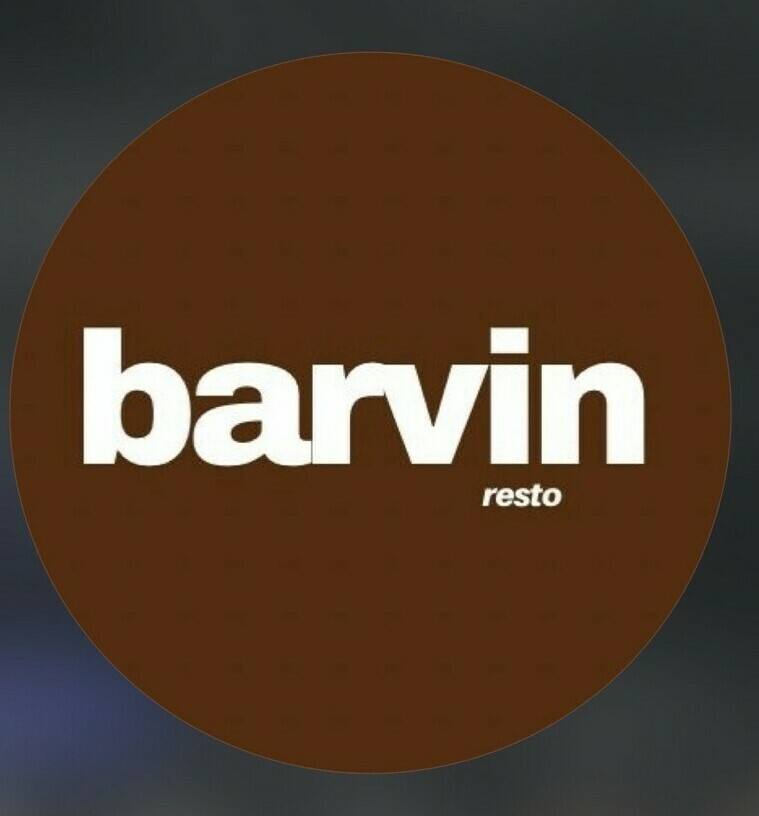 Бокал вина и изысканные закуски в интерьере винного бара BARVIN Профессиональная винная карта и стеллажи с напитками в ресторане Барвин Дегустация вин в камерной атмосфере ресторана BARVIN, Нальчик