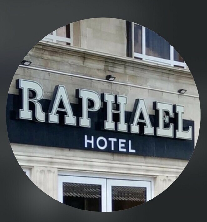 Логотип отеля Raphael Нальчик — фасад и эмблема гостиницы в классическом стиле, город Нальчик, Кабардино-Балкарская Республика.