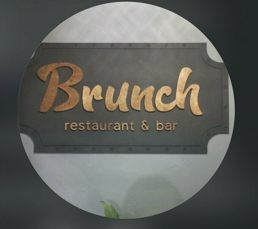 Ресторан Brunch в Нальчике на Тарчокова: авторское меню и уютная атмосфера Классический завтрак с яйцом пашот и авокадо в ресторане Brunch, Нальчик Фирменные сырники с ягодами и соусом в меню кафе Бранч на Тарчокова Пышные панкейки с сиропом — эстетика утреннего меню в ресторане Brunch