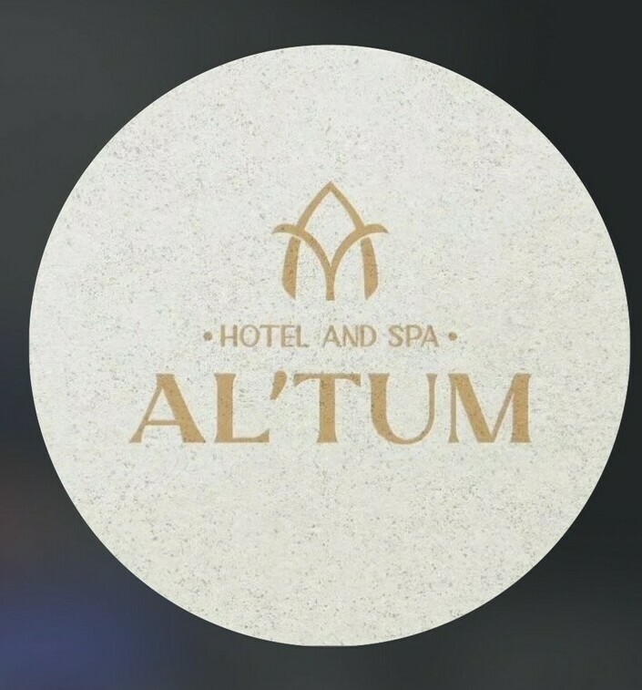 Логотип отеля Al'Tum Hotel & Spa Нальчик — современный фасад и бассейн премиальной гостиницы в курортном районе Долинск (КБР).