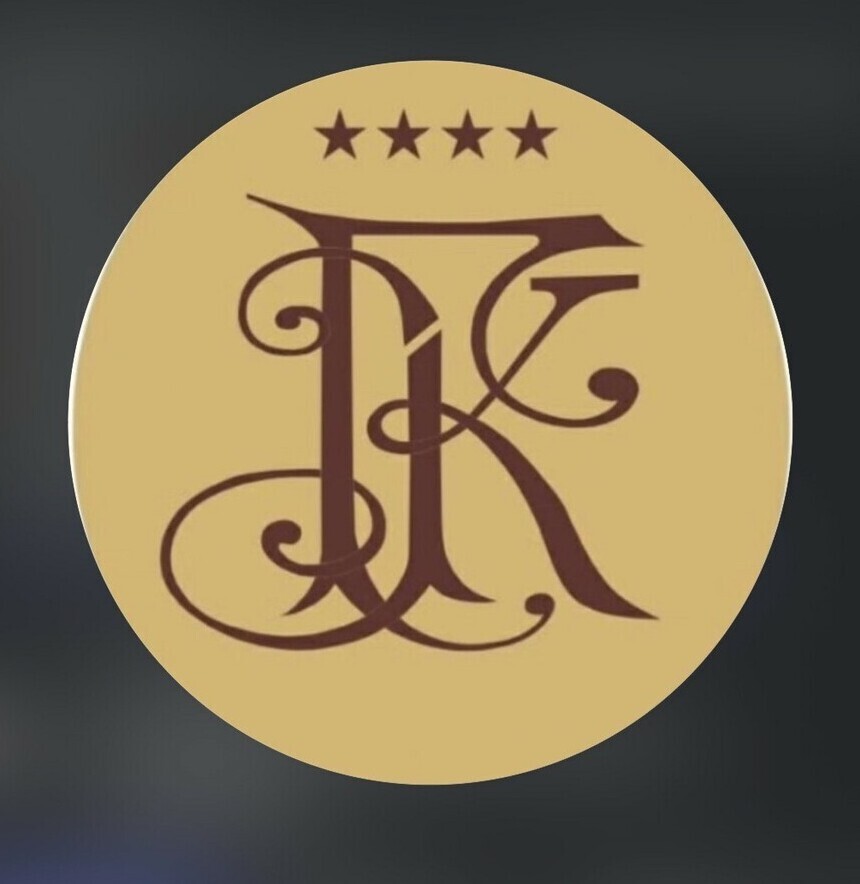 Интерьер большого торжественного зала ресторана Гранд Кавказ в Нальчике Роскошная классическая архитектура и люстры в зале Гранд Кавказ Пример оформления свадебного стола в ресторане Гранд Кавказ Ресторан Гранд Кавказ в Нальчике: национальная кухня и торжества