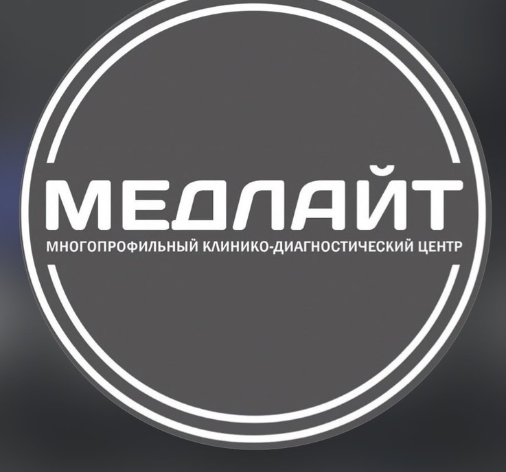  Прием пациента врачом-терапевтом в светлом кабинете клиники МЕДЛАЙТ.