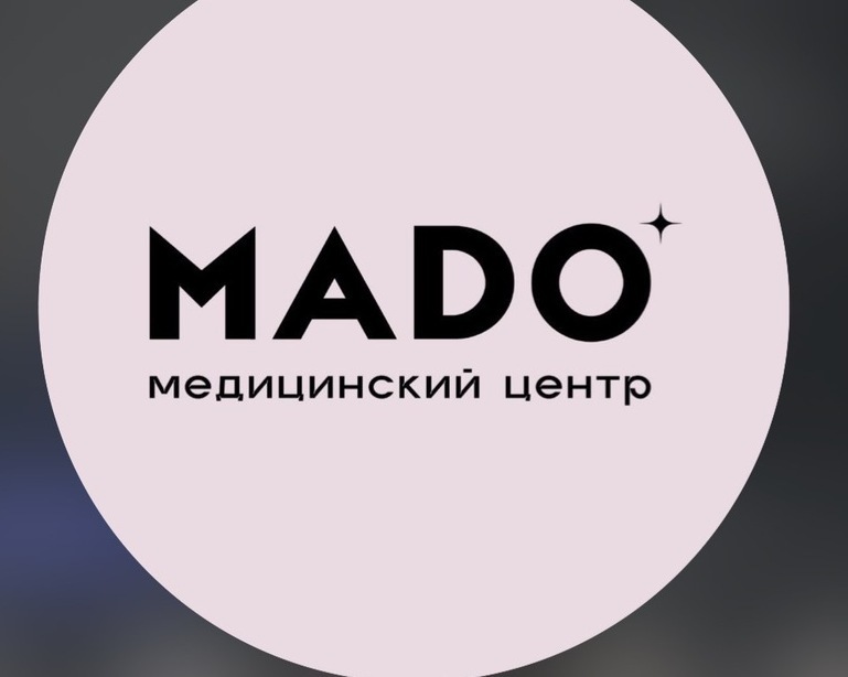 Врач-косметолог центра MADO проводит процедуру омоложения лица