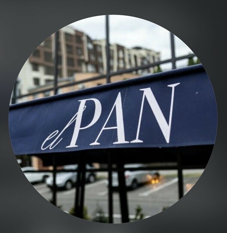 Ресторан El Pan в Нальчике: завтраки, свежая выпечка и крафтовый хлеб Хрустящий ремесленный хлеб на закваске из собственной пекарни El Pan Свежие круассаны и французская выпечка в витрине ресторана El Pan Процесс выпекания крафтового хлеба в пекарне Эль Пан, Нальчик