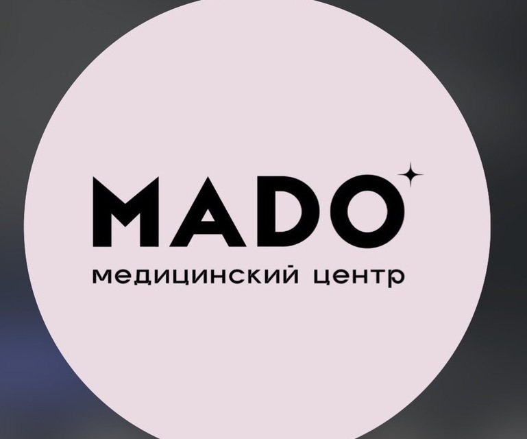 Врач-косметолог центра MADO проводит процедуру омоложения лица