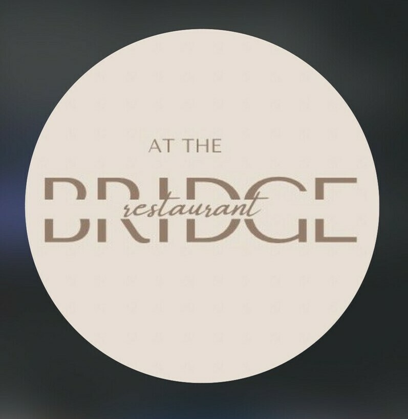 A Ресторан «Бридж» (Bridge) в Нальчике — вкусная кухня и деловые обеды Меню: Меню ресторана «Бридж»: европейская кухня, пицца и бизнес-ланчи Ланчи: Обеденное меню в центре Нальчика — ресторан «Бридж» на Пачева Контакты: Адрес, телефон и бронирование столов в ресторане Bridge (ул. Пачева, 17) «Уютный зал ресторана Бридж в Нальчике: мягкие диваны, современный дизайн и зонированное освещение»