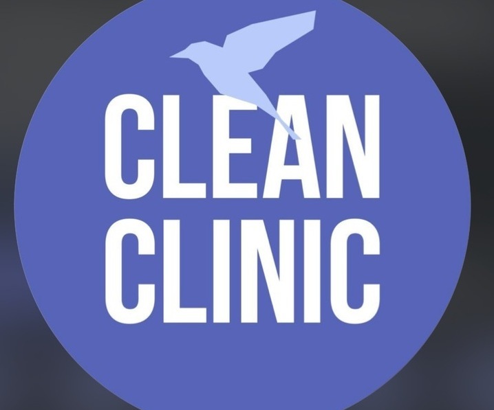 Уютный интерьер клиники Clean Clinic в Нальчике с комфортными креслами для процедур.