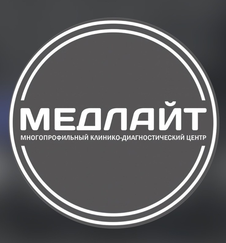  Прием пациента врачом-терапевтом в светлом кабинете клиники МЕДЛАЙТ.