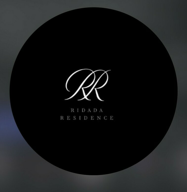 Банкетный зал Ridada Residence — Свадьбы и торжества премиум-класса в Нальчике Панорамный вид на здание ресторана Ridada Residence в курортной зоне Нальчика Летняя терраса ресторана Ридада с видом на горы и парк Долинска Вечерняя иллюминация и ландшафтный дизайн территории Ridada Residence