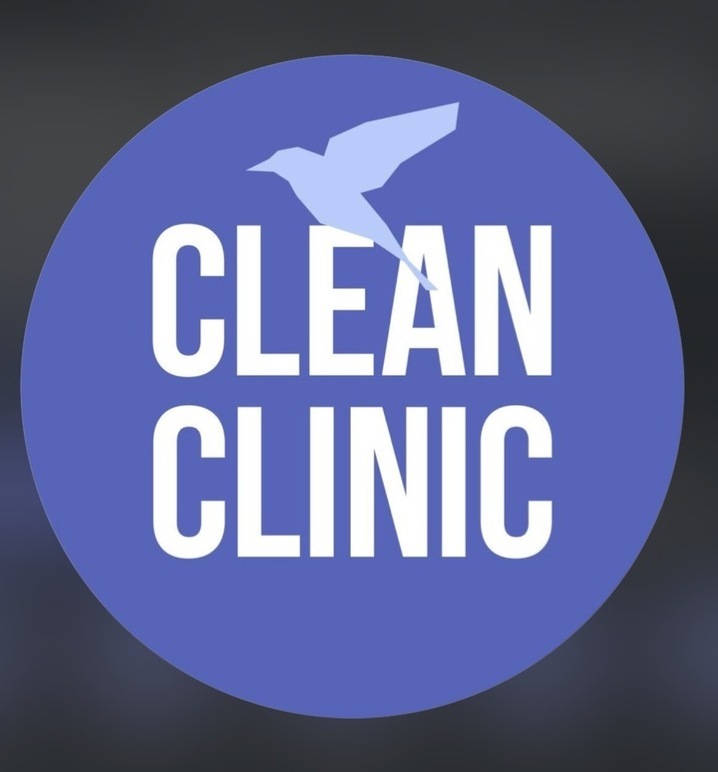 Уютный интерьер клиники Clean Clinic в Нальчике с комфортными креслами для процедур.