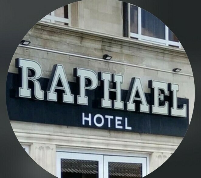 Логотип отеля Raphael Нальчик — фасад и эмблема гостиницы в классическом стиле, город Нальчик, Кабардино-Балкарская Республика.
