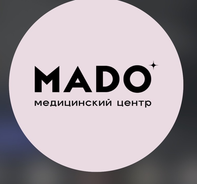Врач-косметолог центра MADO проводит процедуру омоложения лица