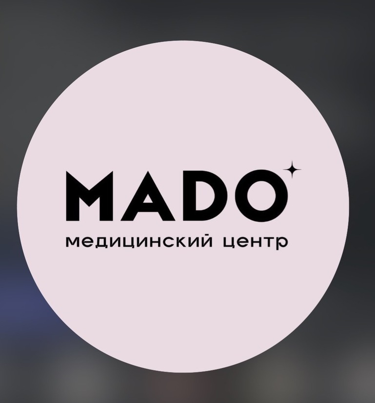 Врач-косметолог центра MADO проводит процедуру омоложения лица