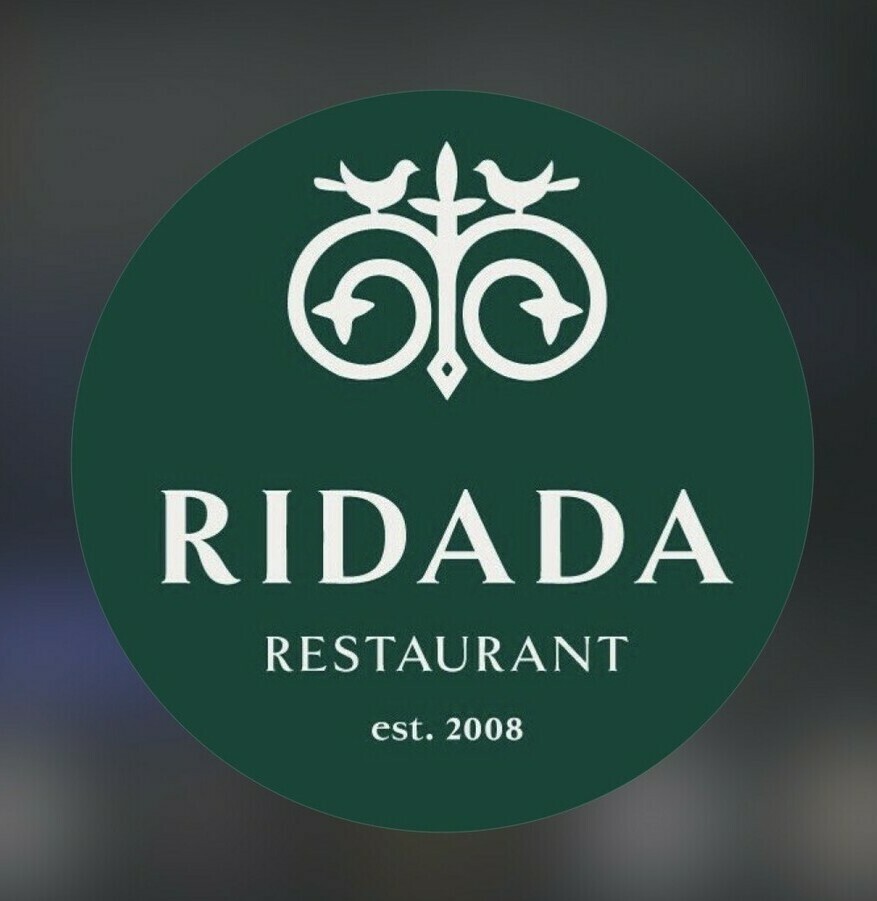 Ресторан «Ридада» в Нальчике — банкетный зал для свадеб и торжеств Свадьбы и банкеты: Организация свадеб в ресторане «Ридада» — залы большой вместимости в Долинске Меню: Меню ресторана «Ридада»: авторская кавказская и европейская кухня Галерея: Фотогалерея интерьеров и мероприятий в ресторанном комплексе «Ридада» Главный фасад: «Величественное здание ресторанного комплекса Ридада в Нальчике с классической архитектурой и ночной подсветкой» Интерьер банкетного зала: «Роскошный банкетный зал Ридада на 500 гостей с высокими потолками, хрустальными люстрами и золотым декором» Территория и ландшафт: «Благоустроенный внутренний двор ресторана Ридада с фонтаном и цветочными аллеями в курортном районе Долинск» Сервировка стола: «Праздничная сервировка стола в ресторане Ридада: изысканная посуда и элементы национального декора» Национальная кухня: «Традиционное кабардинское застолье в Ридаде: подача национальных блюд в авторском исполнении» Фотозона для свадьбы: «Элегантная свадебная фотозона в классическом стиле на фоне интерьеров ресторана Ридада»