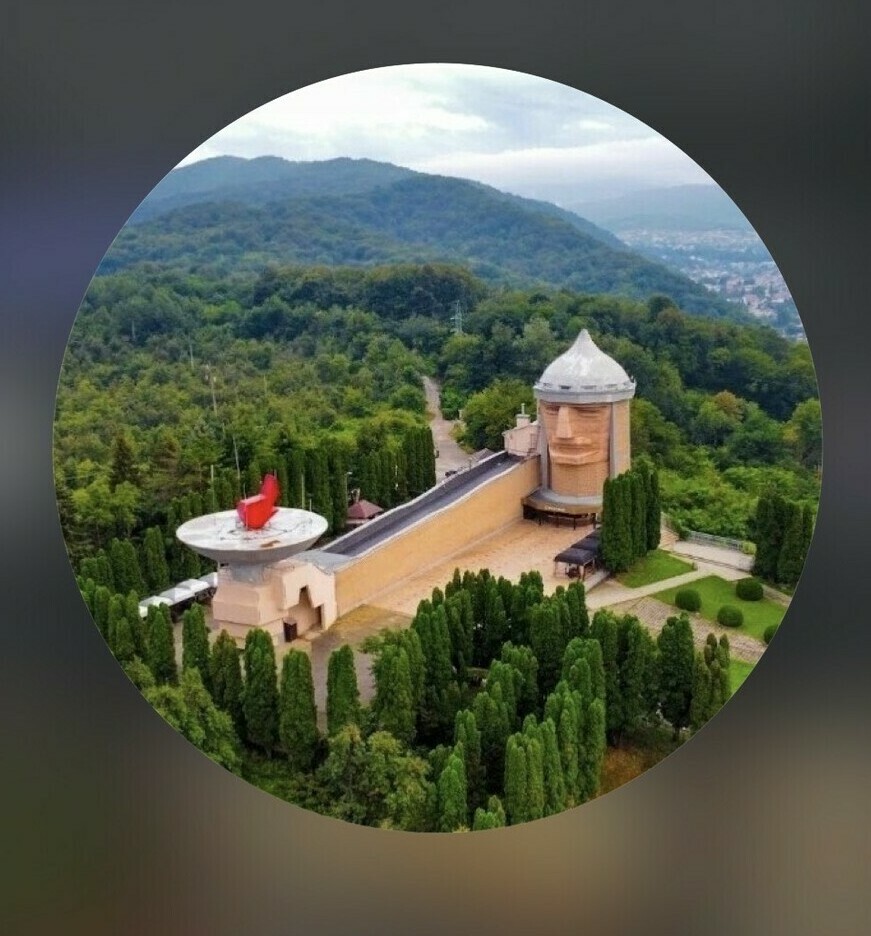 Архитектура: «Уникальное здание-памятник ресторана Сосруко в Нальчике в виде головы богатыря с пылающим факелом в руке». Смотровая площадка: «Вид на Нальчик и Кавказский хребет со смотровой площадки ресторана Сосруко на горе Кизиловка». Интерьер: «Внутреннее убранство ресторана Сосруко: этнические мотивы, кованые элементы и панорамный обзор города». Национальная кухня: «Традиционный черкесский стол в Сосруко: лягур, паста, свежие хычины и национальные напитки». Вид на факел: «Архитектурная деталь ресторана — рука богатыря Сосруко, держащая факел, внутри которого расположен смотровой зал». Вечерний вид: «Подсветка головы богатыря Сосруко на фоне ночного неба Нальчика».