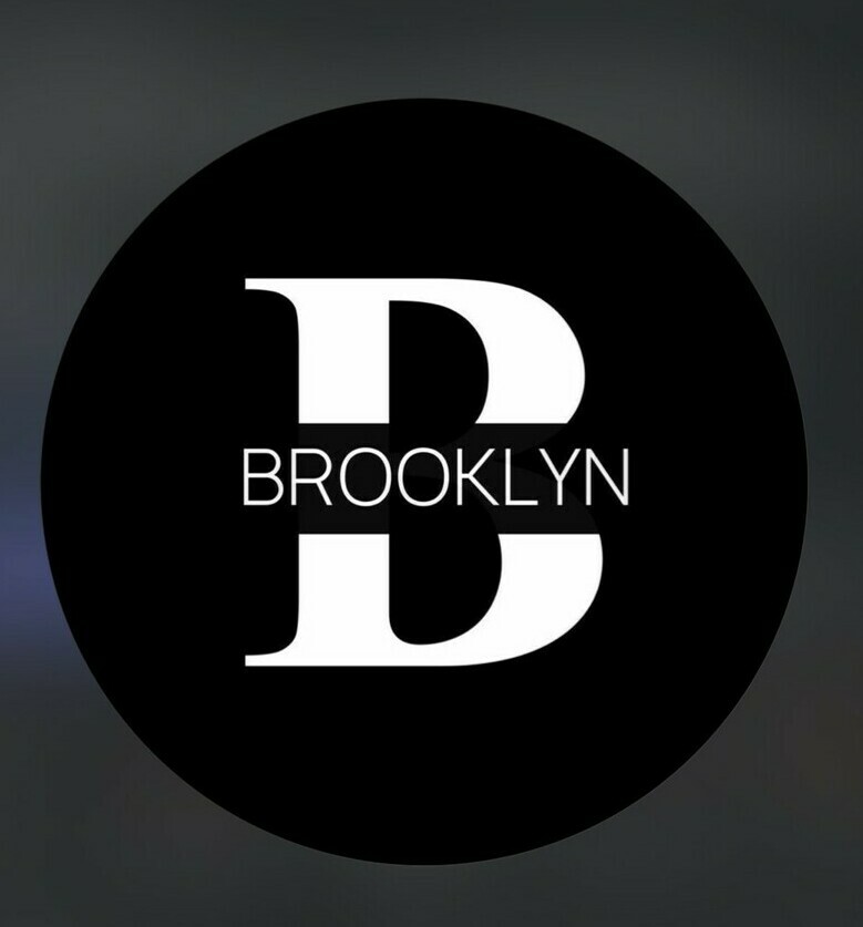 Интерьер: «Стильный интерьер ресторана Brooklyn в Нальчике: элементы лофта, кирпичная кладка и панорамный вид на город». Пицца: «Фирменная пицца на тонком тесте, приготовленная в дровяной печи ресторана Бруклин». Бургеры: «Сочный крафтовый бургер с картофелем фри — популярное блюдо в меню Brooklyn». Барная стойка: «Контактная барная стойка ресторана Brooklyn с широким выбором крафтовых напитков и авторских коктейлей». Атмосфера: «Вечерняя атмосфера в стиле Нью-Йорка: неоновые вывески и уютные кожаные диваны в зале ресторана». Панорама: «Вид на ночной Нальчик через панорамные окна ресторана Бруклин
