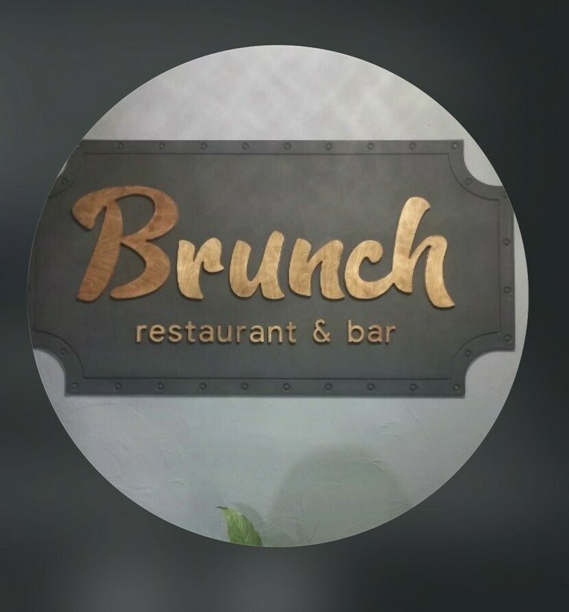 Классический завтрак с яйцом пашот и авокадо в ресторане Brunch, Нальчик Фирменные сырники с ягодами и соусом в меню кафе Бранч на Тарчокова Пышные панкейки с сиропом — эстетика утреннего меню в ресторане Brunch