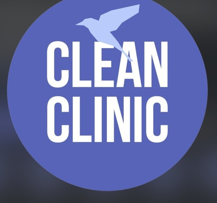 Уютный интерьер клиники Clean Clinic в Нальчике с комфортными креслами для процедур.