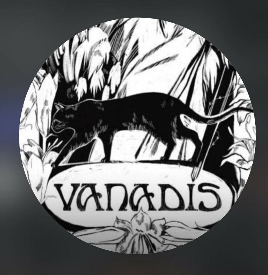 Vanadis — Ресторан авторской кухни в Нальчике | Официальный сайт Минималистичный дизайнерский интерьер ресторана Vanadis в Нальчике Уютная обеденная зона в скандинавском стиле в ресторане Ванадис Эстетичное освещение и декор основного зала ресторана Vanadis