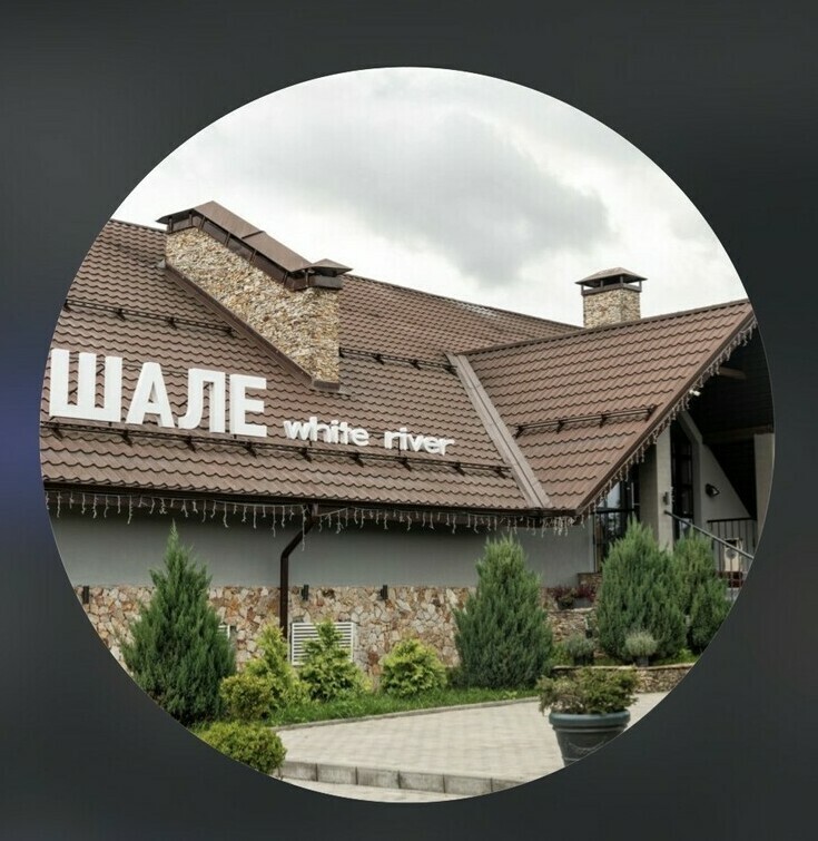 Главная: Ресторан «Шале» в Нальчике — уют загородного дома и кавказская кухня. Меню: Меню ресторана «Шале»: мясо на углях, домашние супы и национальные блюда. Отдых: Ресторан «Шале» в Долинске — идеальное место для семейных обедов у озера. Контакты: Адрес, телефон и бронирование в ресторане «Шале» «Здание ресторана Шале в Нальчике: деревянный сруб в альпийском стиле на фоне парковой зоны». Интерьер: «Внутренний уют ресторана Шале: отделка натуральным деревом, камин и мягкие кожаные кресла». Терраса: «Летняя веранда ресторана Шале с видом на деревья и парковую аллею курортного района». Блюда на мангале: «Сочный шашлык и овощи гриль, приготовленные на открытом огне в ресторане Шале». Национальные закуски: «Традиционные кавказские сыры и свежая зелень в сервировке ресторана Шале». Атмосфера: «Вечерний уют в Шале: теплый свет светильников и дрова у камина для комфортного отдыха».